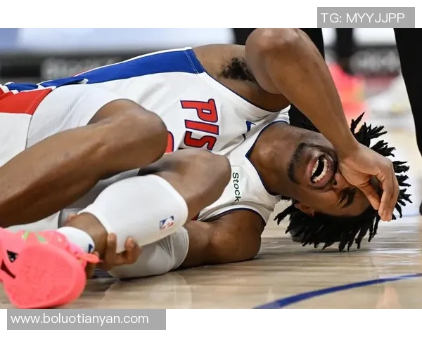 足球明星意外受伤脚部骨折赛季前景堪忧球迷心痛不已 足球明星意外受伤脚部骨折赛季前景堪忧球迷心痛不已